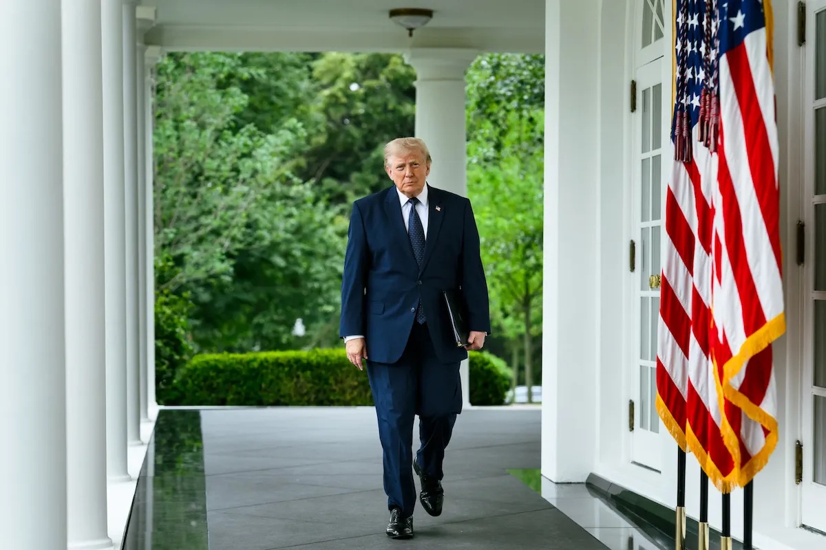 Gardianul cu taxă de trecere: Cum transformă Donald Trump Strâmtoarea Ormuz într-o afacere și aruncă în aer dreptul internațional